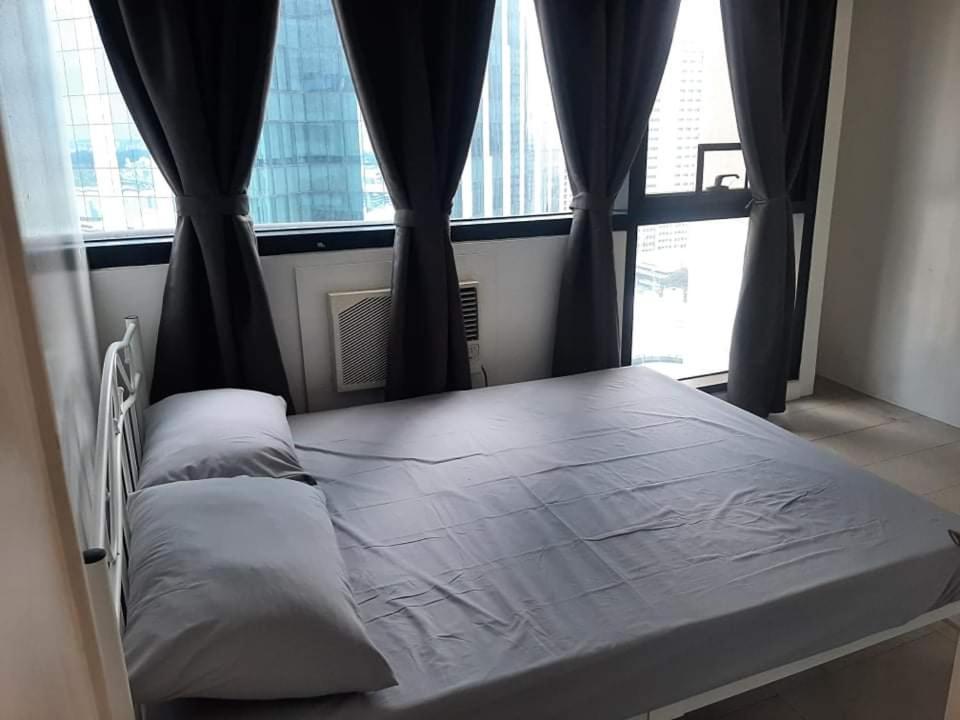 Spacious 2 Bedroom Unit With Pool Манила Екстериор снимка