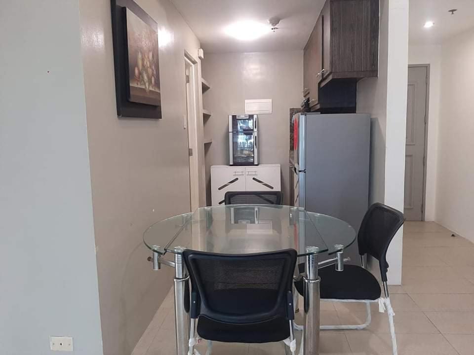 Spacious 2 Bedroom Unit With Pool Манила Екстериор снимка