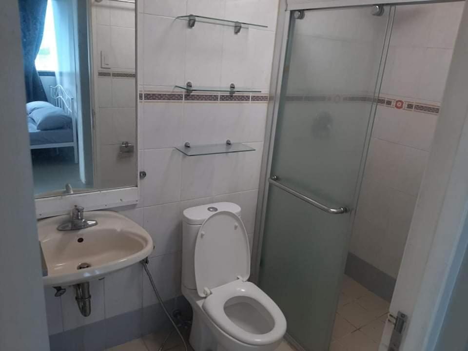 Spacious 2 Bedroom Unit With Pool Манила Екстериор снимка