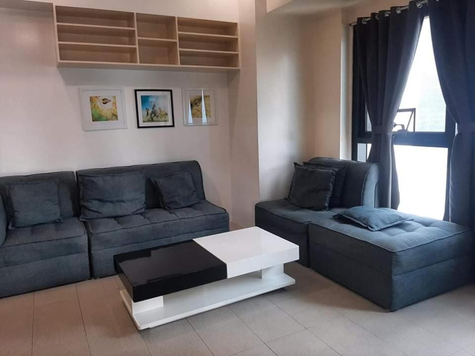 Spacious 2 Bedroom Unit With Pool Манила Екстериор снимка