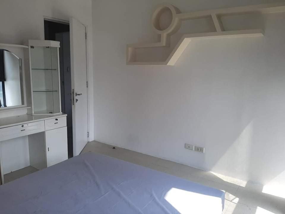 Spacious 2 Bedroom Unit With Pool Манила Екстериор снимка